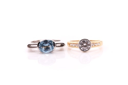 Lot 553 - A single stone blue topaz ring; the oval cut...