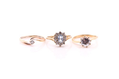 Lot 725 - A diamond single stone crossover ring in...