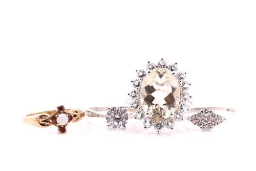 Lot 627 - A lozenge-shaped diamond cluster ring to a 9...