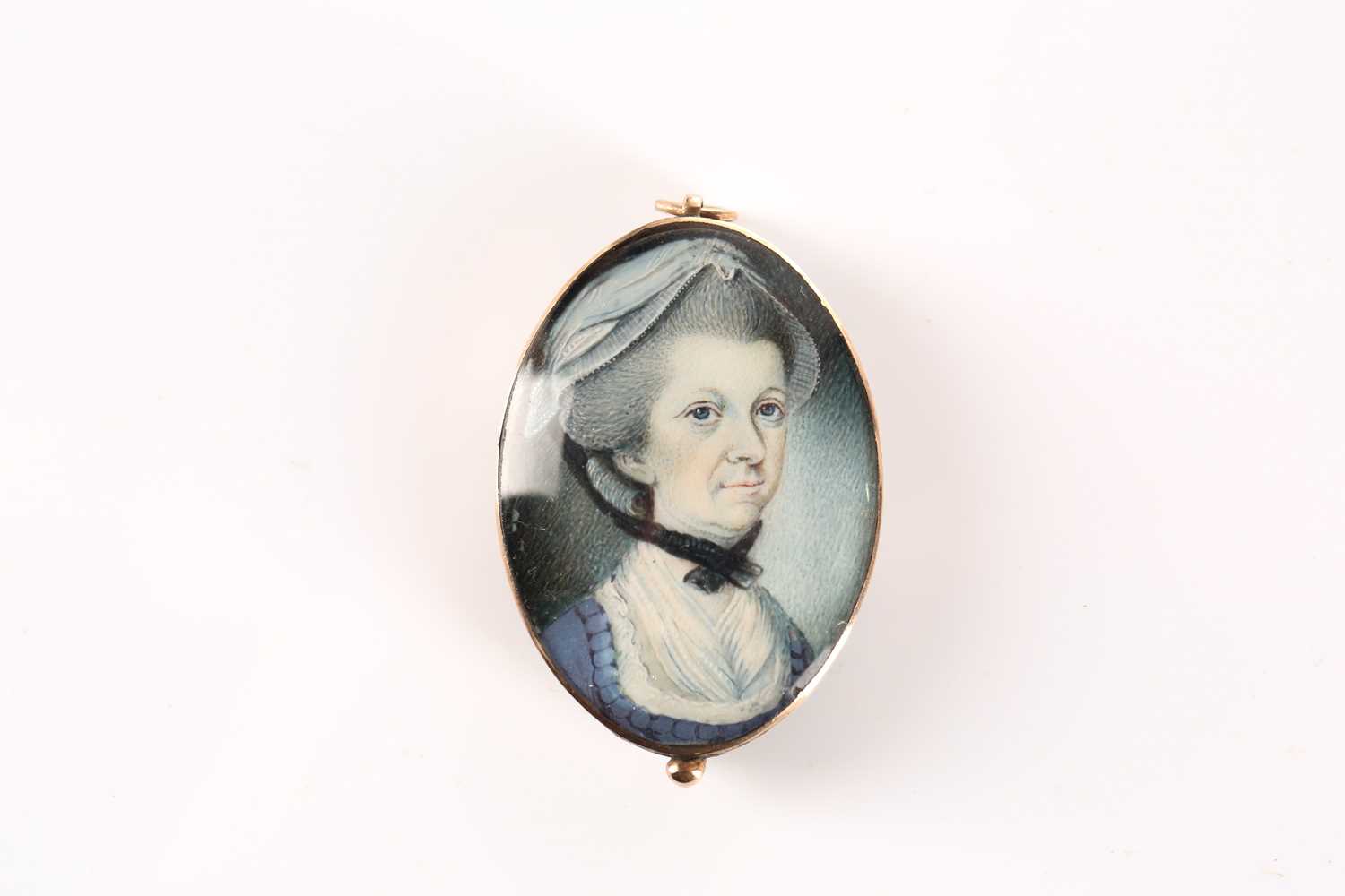 Lot 364 - A Georgian miniature portrait mourning pendant,...