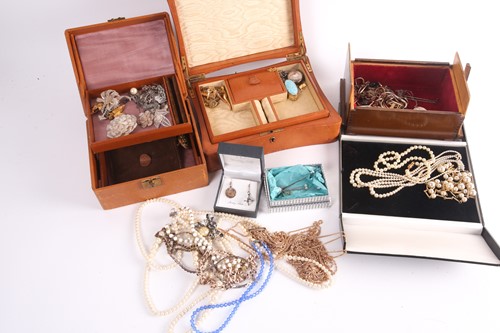 Lot 259 - A collection of gold, silver and costume...