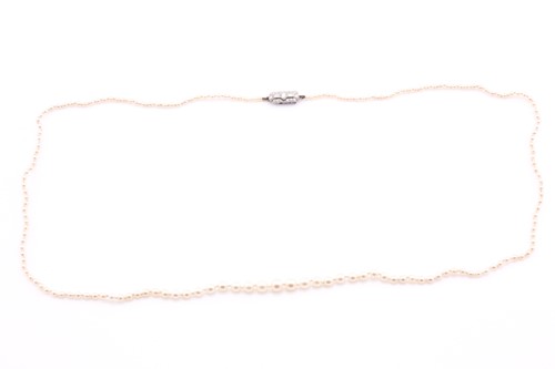 Lot 39 - A single row pearl necklace, the light cream...