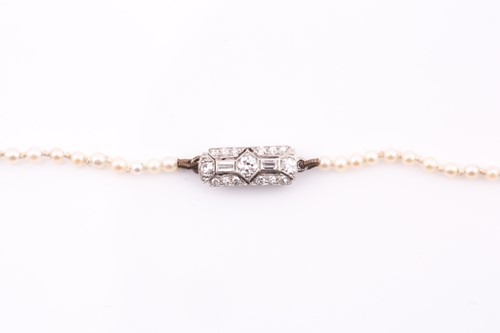 Lot 39 - A single row pearl necklace, the light cream...