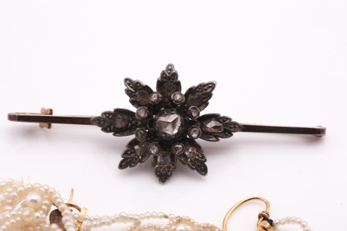 Lot 70 - A Victorian bar brooch, centred by a...