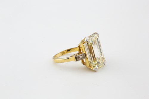 Lot 71 - A rare 11.03ct diamond three-stone Kutchinsky...