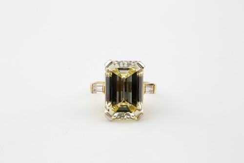 Lot 71 - A rare 11.03ct diamond three-stone Kutchinsky...