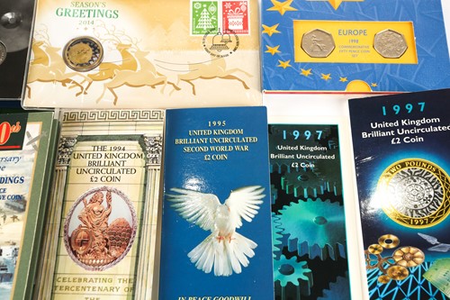 Lot 387 - A collection of uncirculated QEII £2, £1, 50p...