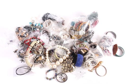 Lot 570 - A large quantity of costume jewellery. Much...