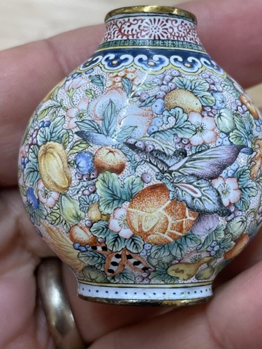 Lot 185 - A fine Chinese enamel snuff bottle, the gilt...