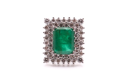 Lot 131 - An emerald and diamond cluster ring, the...