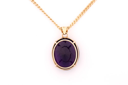Lot 25 - A yellow metal stamped 585 amethyst pendant,...