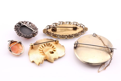 Lot 287 - A Japanese Satsuma porcelain geisha brooch,...