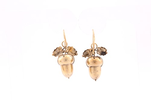 Lot 104 - A pair of Victorian 15ct yellow gold drop...