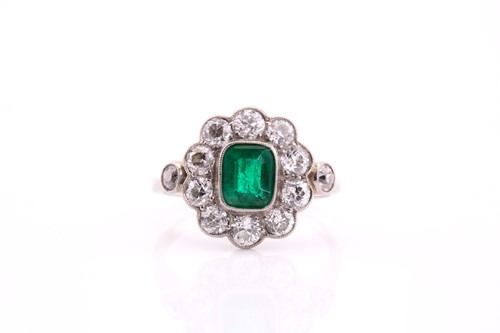 Lot 447 - An Edwardian emerald and diamond cluster ring;...