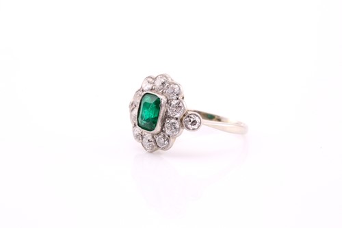 Lot 447 - An Edwardian emerald and diamond cluster ring;...