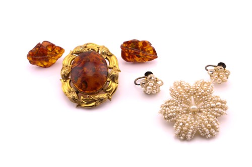 Lot 344 - A lot consisting of two brooches and two sets...