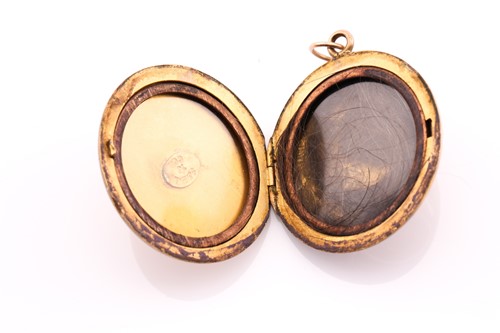 Lot 300 - An Art Nouveau locket pendant, measuring 30mm...