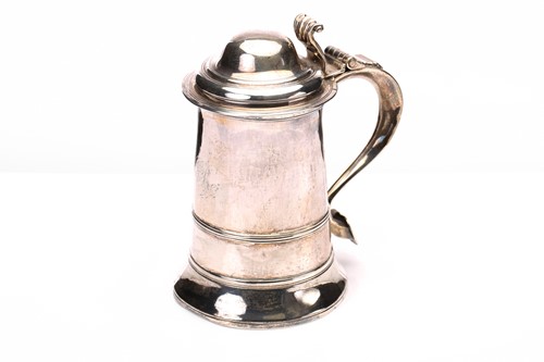 Lot 596 - A George III silver tankard, the domed hinged...