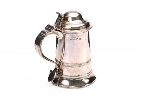 Lot 596 - A George III silver tankard, the domed hinged...