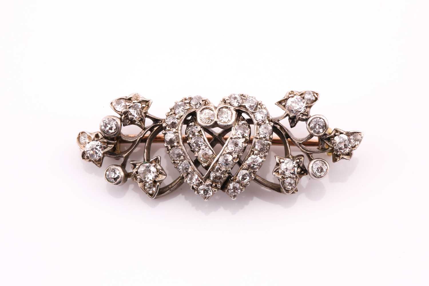 Lot 141 - An Edwardian diamond brooch, set with round...
