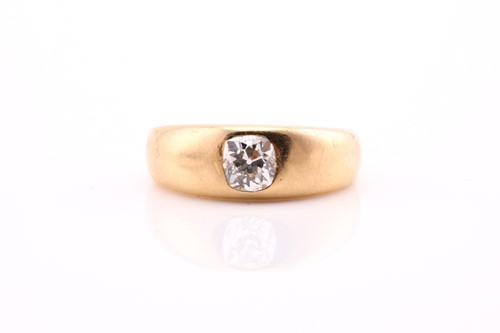 Lot 194 - A single stone diamond ring, the tapering band...