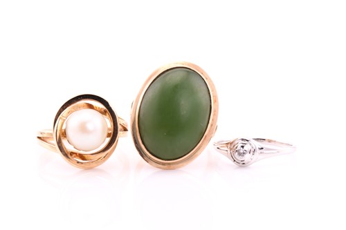 Lot 199 - A nephrite jade ring, the oval cabochon...