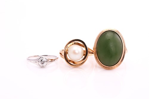Lot 199 - A nephrite jade ring, the oval cabochon...