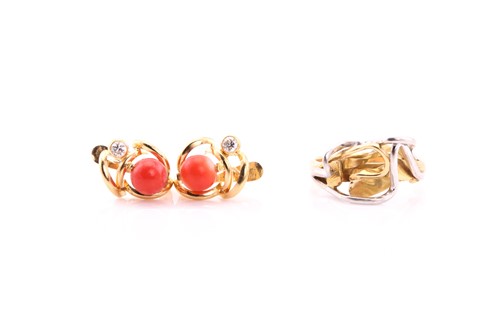 Lot 267 - A pair of coral bead earrings, to yellow...