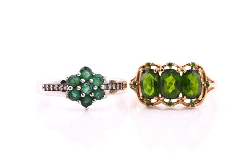 Lot 129 - A lot consisting of two dress rings featuring...