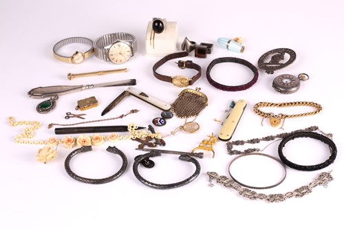 Lot 370 - A mixed collection of costume jewellery,...