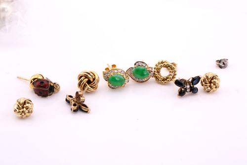 Lot 363 - A small collection of jewellery, to include...