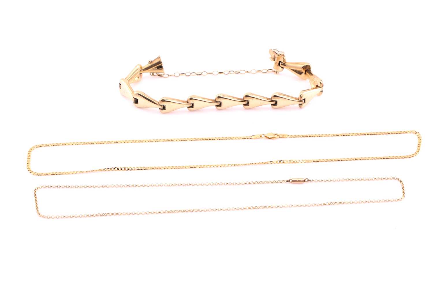 Lot 60 - A 9ct yellow gold ‘V’ shape link bracelet,...