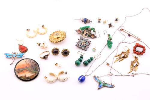 Lot 292 - A small number of miscellaneous earrings,...