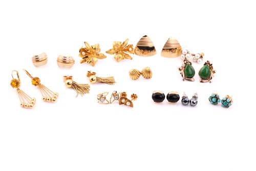 Lot 19 - A collection of twelve pairs of stud earrings...