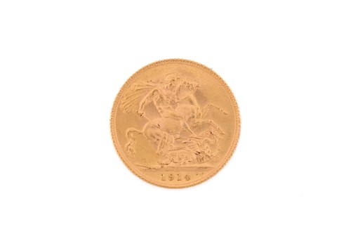 Lot 474 - A 1914 George V full sovereign in a silver...