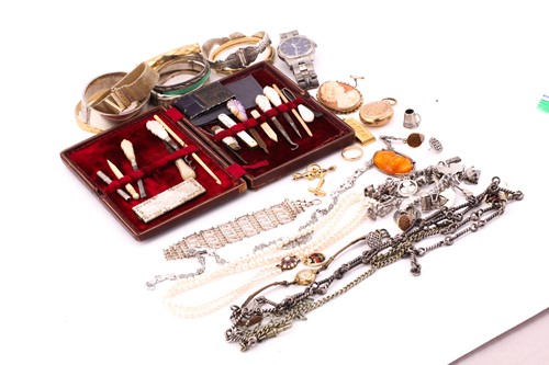 Lot 153 - A mixed lot of gold and costume jewellery, to...