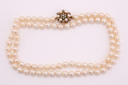 Lot 424 - A single row of cultured pearls; unform size...