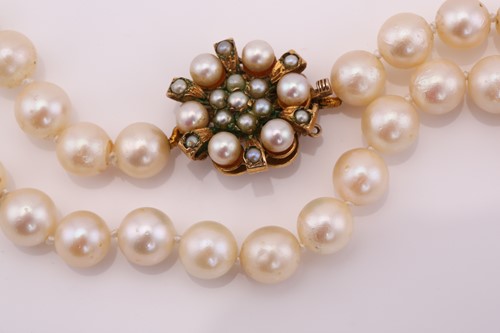 Lot 424 - A single row of cultured pearls; unform size...