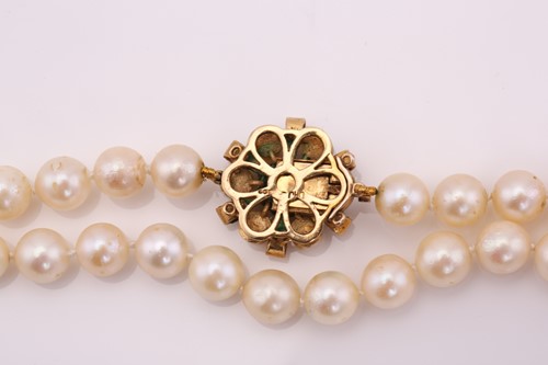 Lot 424 - A single row of cultured pearls; unform size...