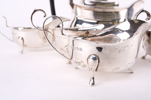 Lot 589 - A George III silver teapot of pot-bellied...