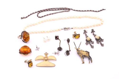 Lot 285 - A small collection of jewellery comprising of...