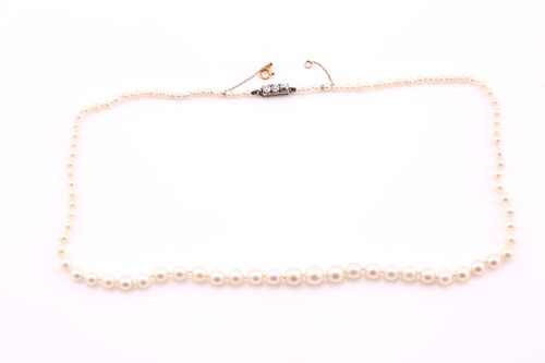 Lot 291 - A graduated pearl necklace, the pearls...