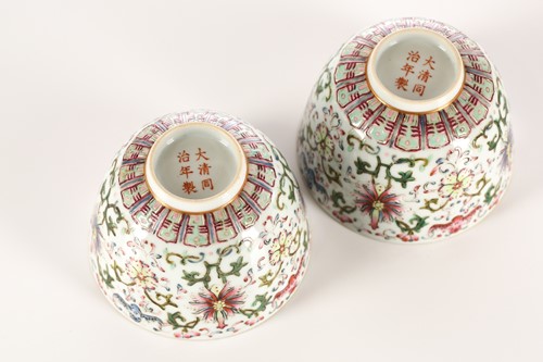 Lot 107 - A pair of Chinese bowls, Republic Period,...