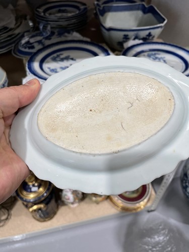 Lot 183 - An extensive Chinese export porcelain dinner...