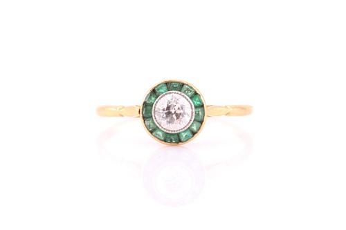 Lot 161 - An Art Deco diamond and emerald target ring,...