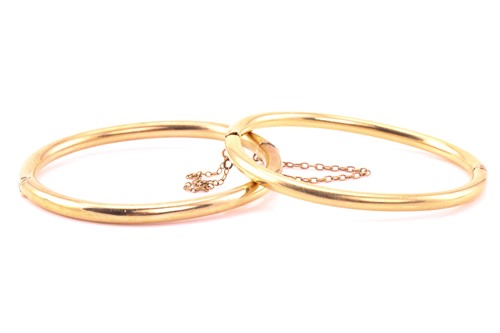 Lot 292 - Two 15ct gold plain hollow hinged bangles,...