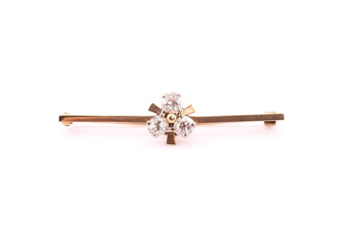 Lot 24 - A diamond bar brooch in the form of a...