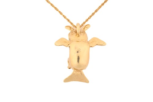 Lot 208 - An 18ct yellow gold novelty owl pendant and...