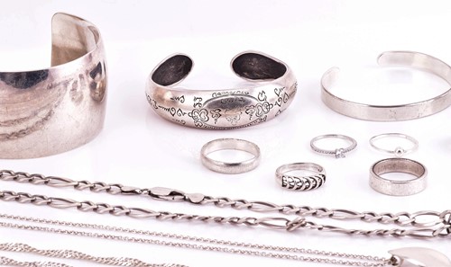 Lot 144 - A collection of white metal jewellery...