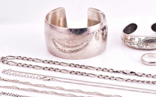 Lot 144 - A collection of white metal jewellery...